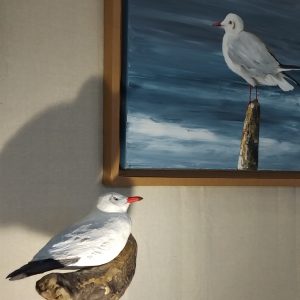 Regard d'oiseau dans le miroir - Entre sculpture et peinture de Nicole Porte artiste peintre céramiste de Charente Maritime